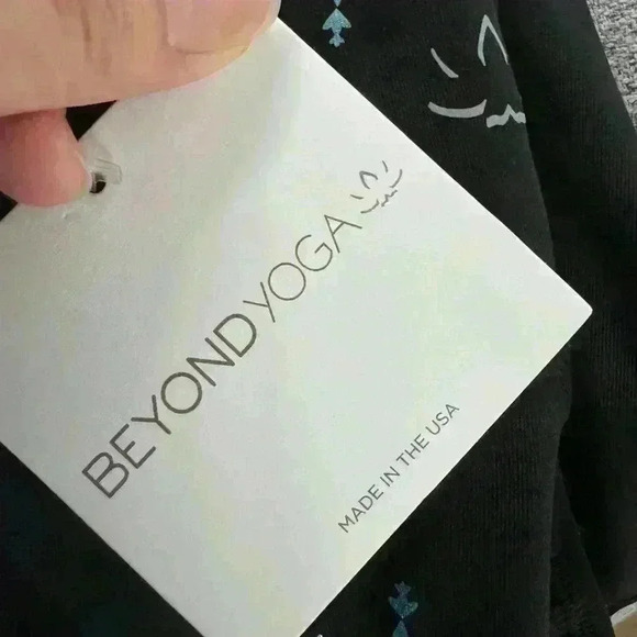NWT Beyond Yoga High Waisted
Midi Snowflake shiny limited edition Legging
Sz S - Picture 9 of 9